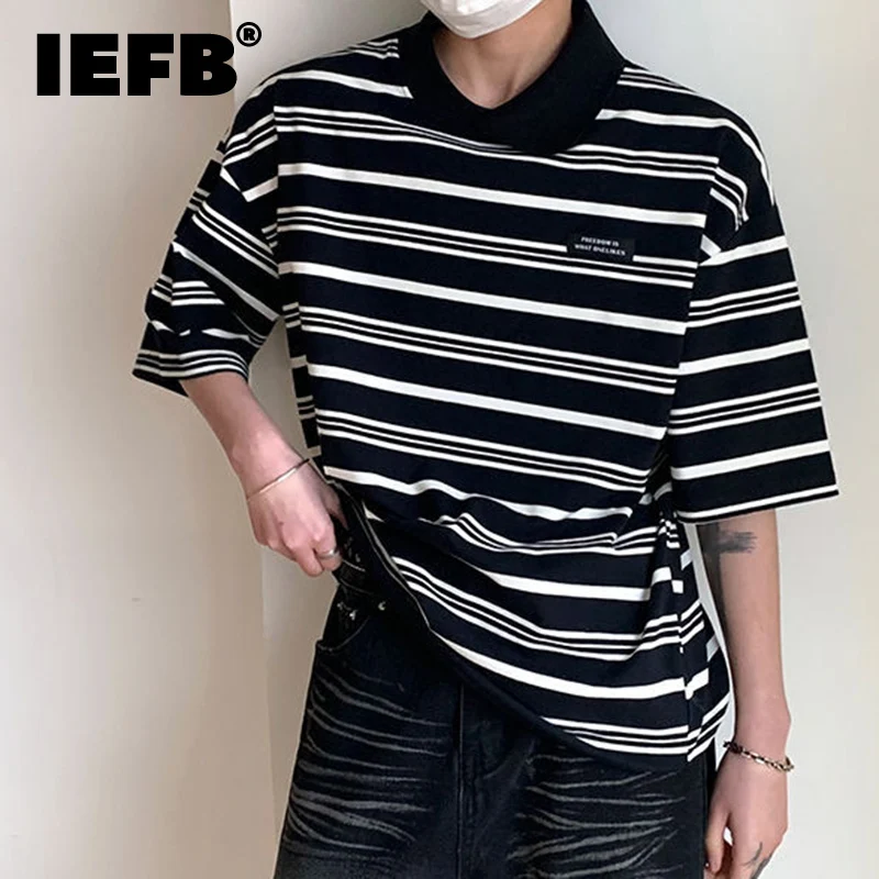 IEFB Tendência masculina de Manga Curta T-shirts coreano Solta Faixa Tops de Moda de Verão de Lapela homem Simples de Algodão Puro Tee 2023 Novo 9A8275