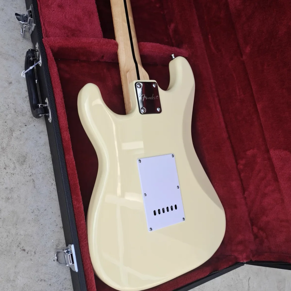 ST Guitarra Elétrica de Corpo Sólido Creme Amarelo Cor Maple Escala Pérola Branca Pickguard de Alta Qualidade Guitarra Frete Grátis