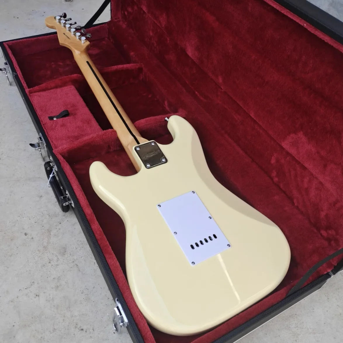 ST Guitarra Elétrica de Corpo Sólido Creme Amarelo Cor Maple Escala Pérola Branca Pickguard de Alta Qualidade Guitarra Frete Grátis