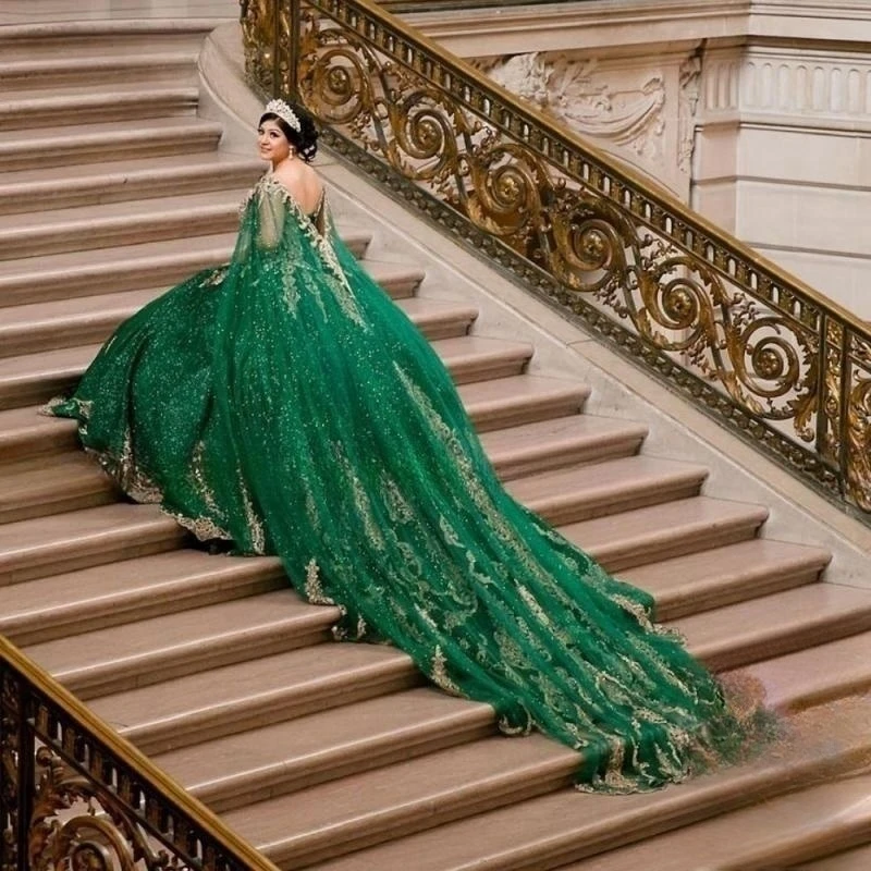 Verde Mexicano Vestido Quinceanera 2023 Luxo de Pescoço de V Frisado Apliques de Ouro Vestidos XV Años Sweet 16 Robe De Soirée Trem da Capela